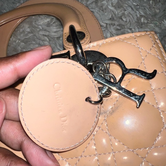 CHRISTIAN DIOR
Patent Cannage Medium Lady Dior Beige vintage bag - Picture 10 of 16